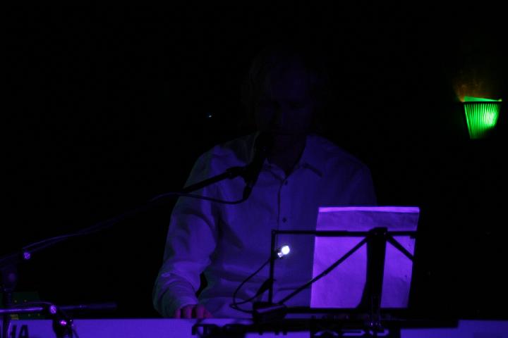 2008-11-28 M3_live at replugged 009.jpg